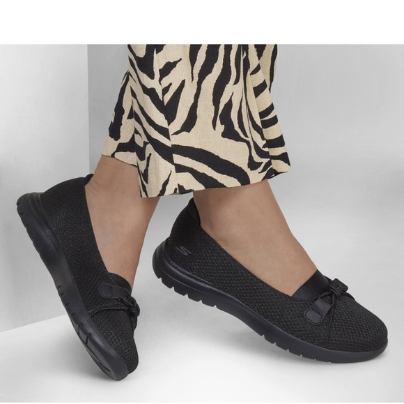 Skechers On-the-GO Flex Peony Slip On Shoes Sneakers Women Size 6.5 Black 136529 - Picture 1 of 7